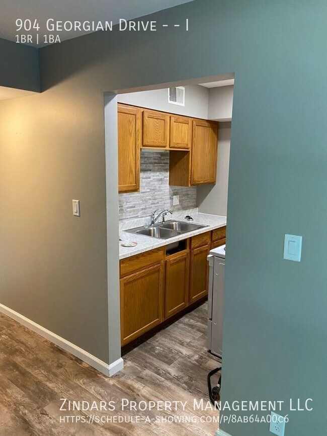 Building Photo - 904 Georgian Dr