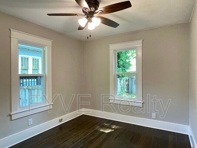 Building Photo - 1126 Sharpe Ave