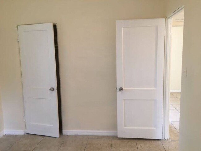 Building Photo - 2 bedroom 1 bath