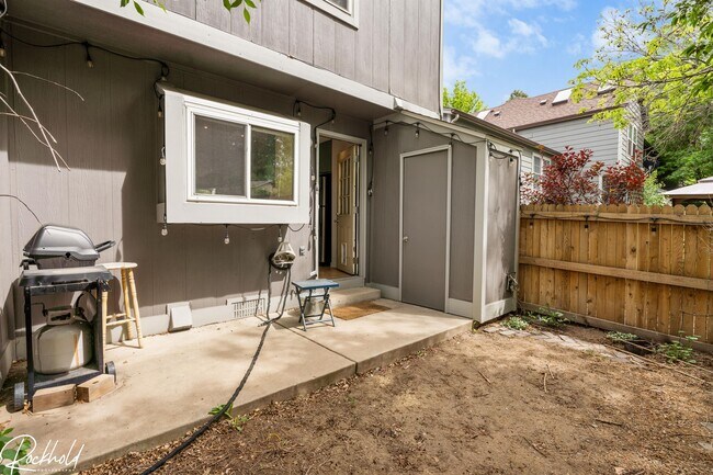 Building Photo - 1253 S Flower Cir