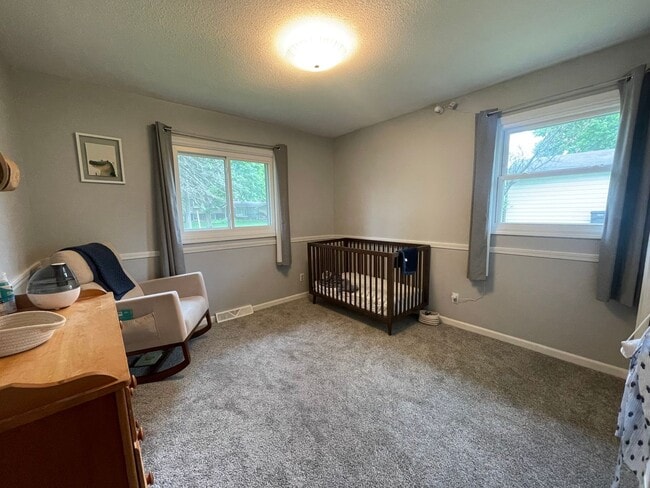 Building Photo - 7865 Ridgewood Dr