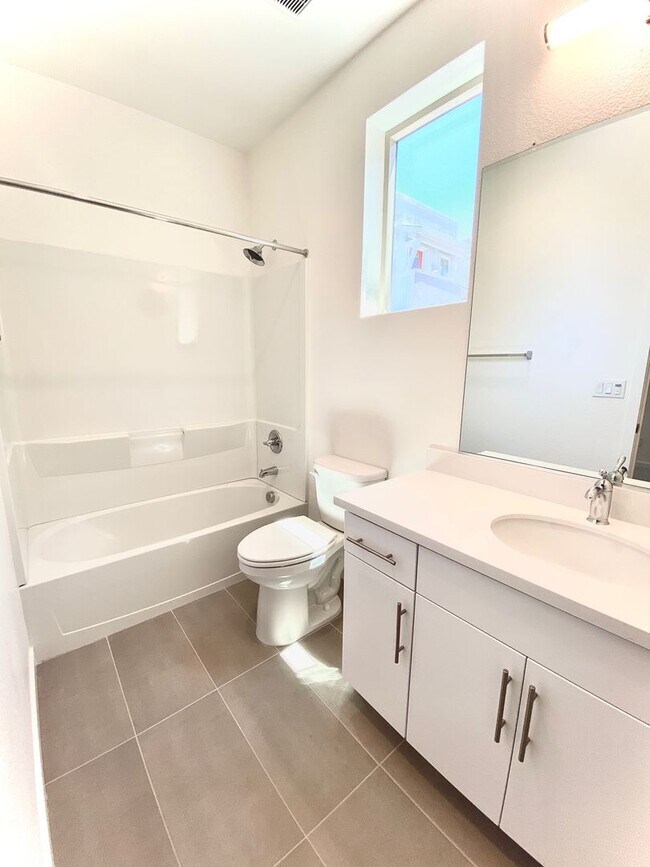 Building Photo - First Month Rent: FREE (with approved lease terms)