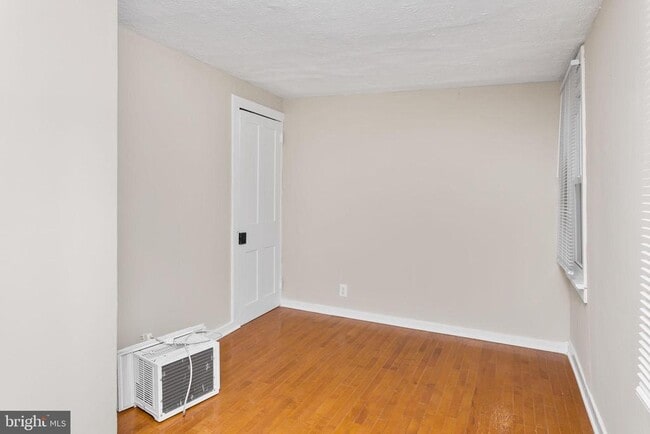 Building Photo - 22 Thompson St