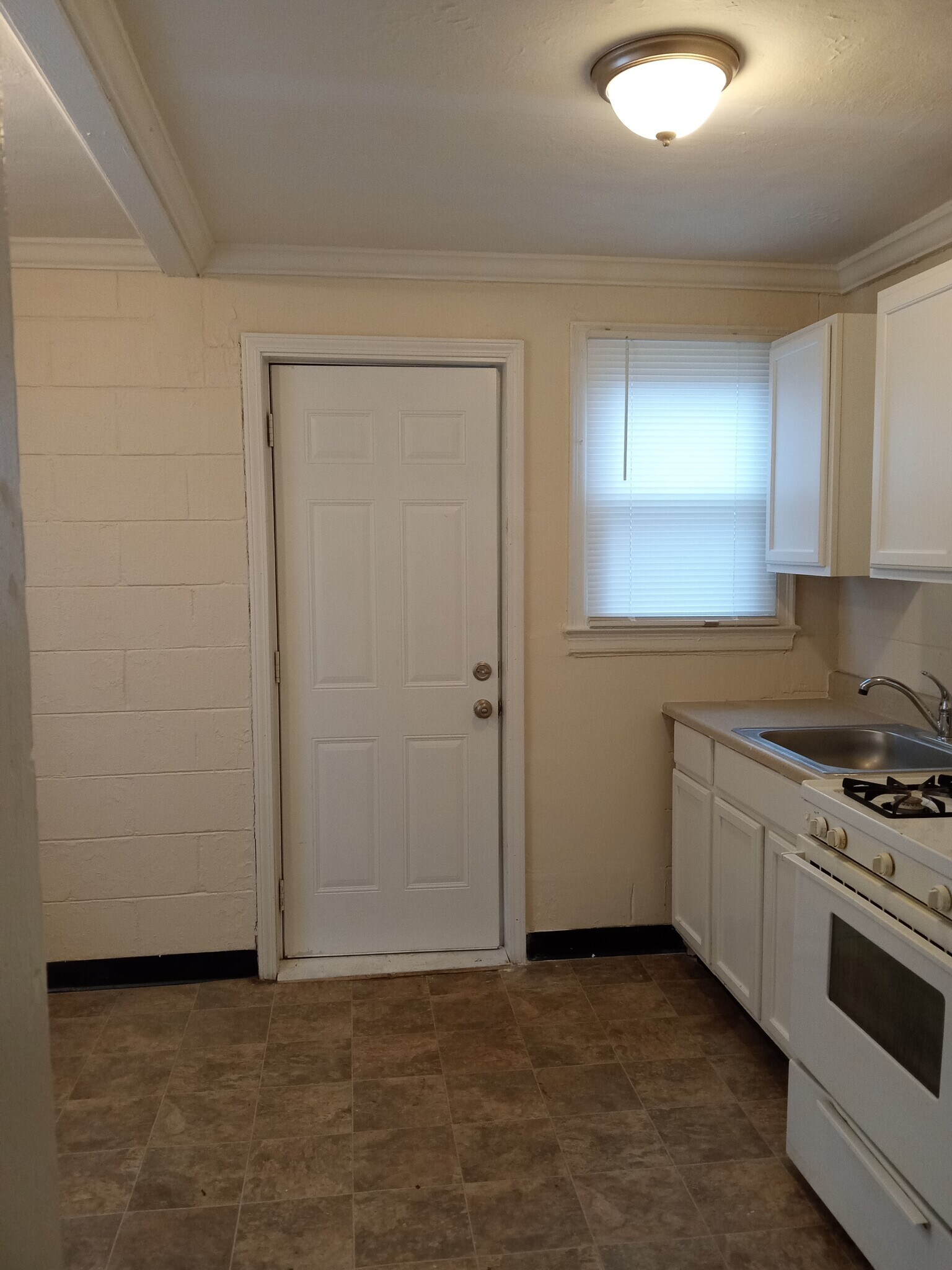 Building Photo - 2947 Schofield Ave