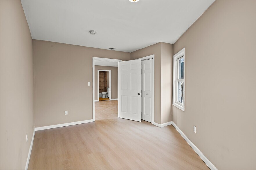 Building Photo - 113 E Main St