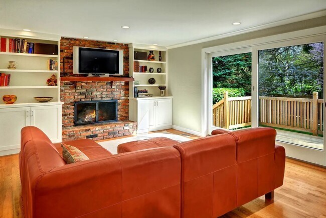 Building Photo - Medina Home