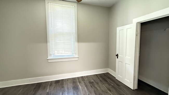 Building Photo - SPACIOUS...3 Bedroom 1 Bath