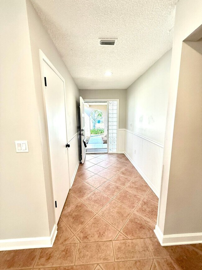 Building Photo - Beautiful 2 Bed • 2 Bath Single-Family Home in Beacon Groves