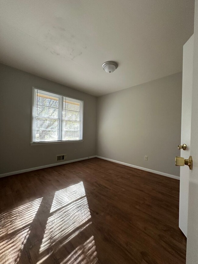 Building Photo - 2 Bedroom, 1 bathroom on the East-Side. Mo...