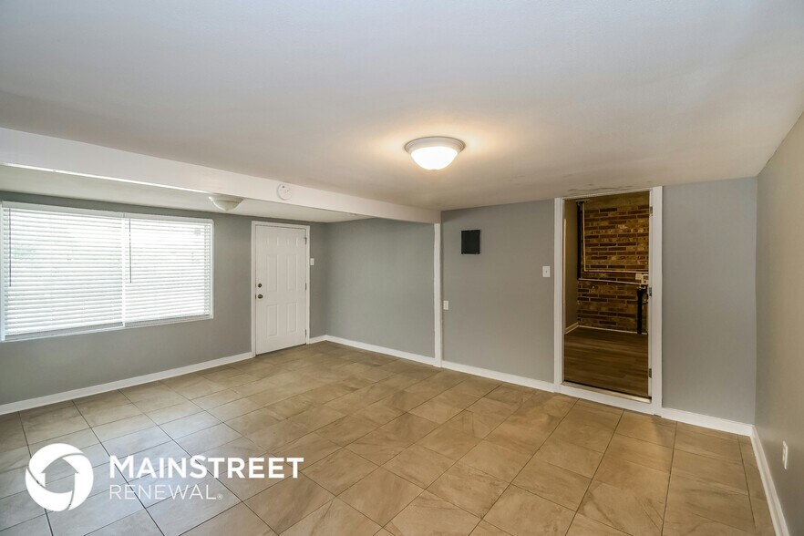 Building Photo - 4605 Silver Ridge Dr