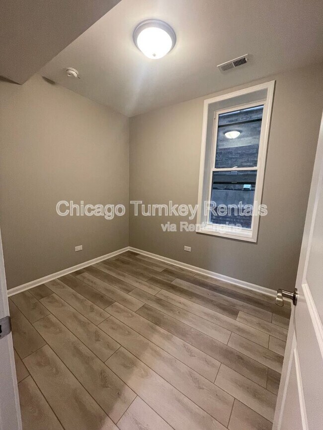 Building Photo - 2112 W 23rd Pl