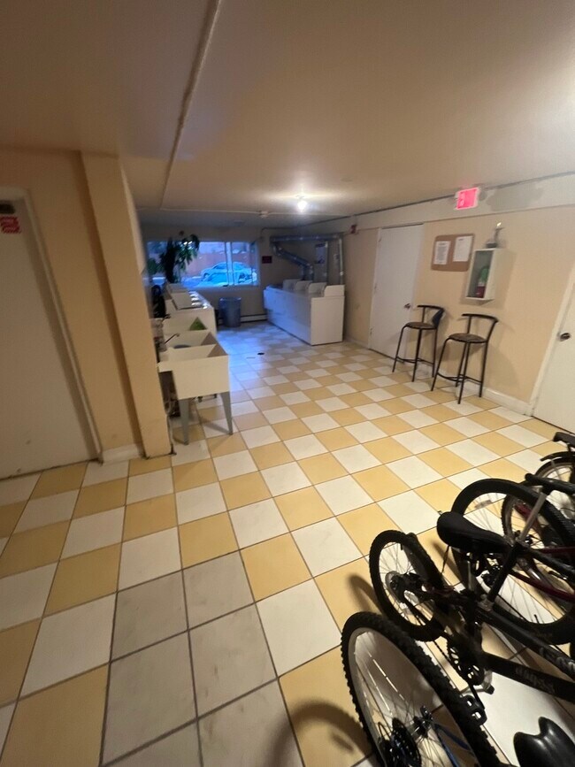 Building Photo - 8814 Briar Ct