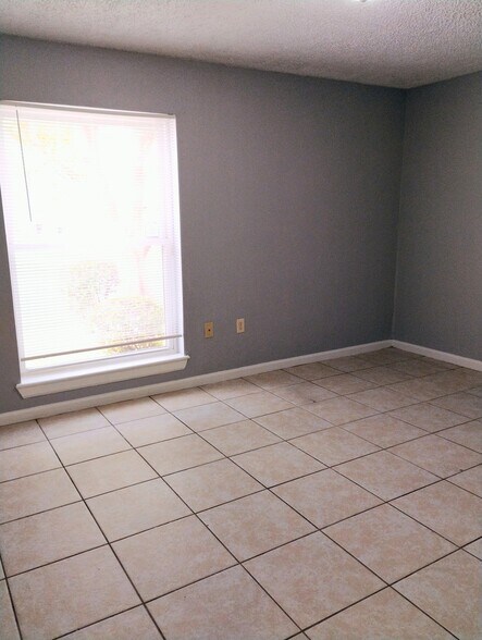 Building Photo - 1612 Cedar Lake Dr