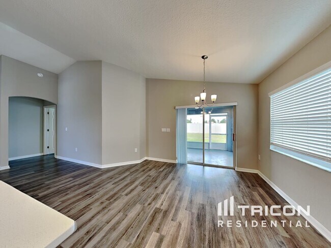 Building Photo - 705 Persian Dr