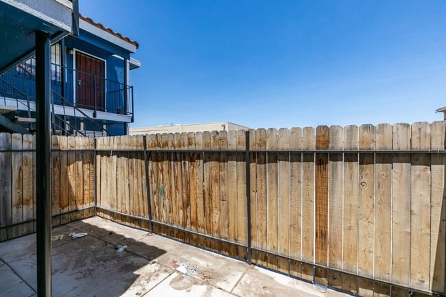 Building Photo - Cozy 2BR/2BA in Spring Valley Near the Strip