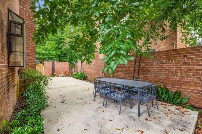 Building Photo - 654 Cleburne Terrace NE