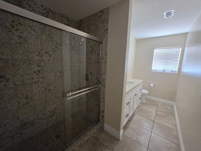 Building Photo - Two Bedroom Two Bathroom Duplex in Hemet!