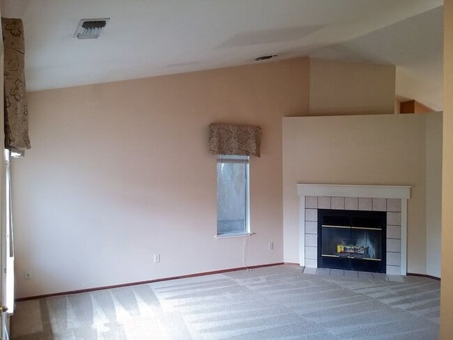 Building Photo - 3 Bedroom Home in Hilltop Area