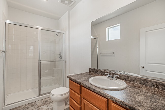 Building Photo - 1047 Oak Cir