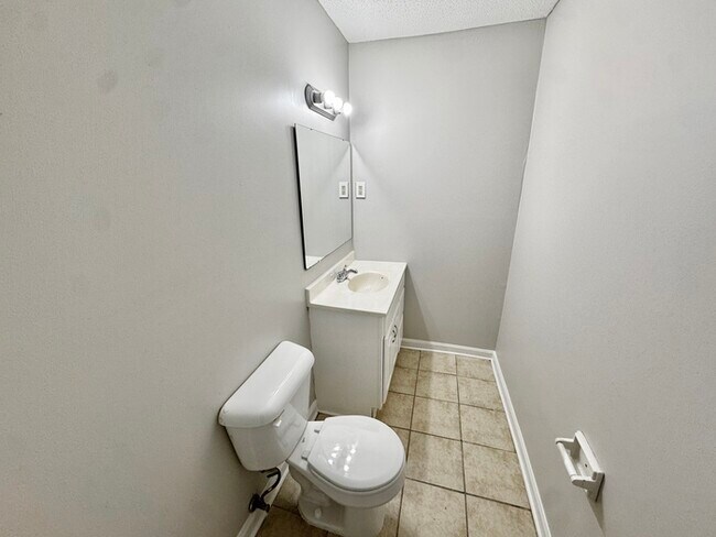 Building Photo - 2664 Richwood St