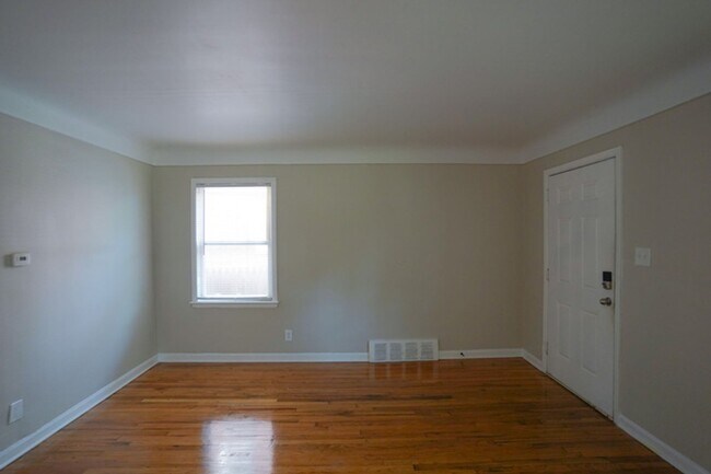 Building Photo - Renovated 3-Bedroom Home - We Welcome Sect...