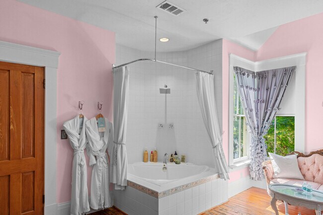 Building Photo - 221 SE 7th St