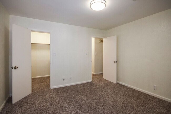 Building Photo - 2 Bed / 1 Bath Condo South Tulsa - Availab...