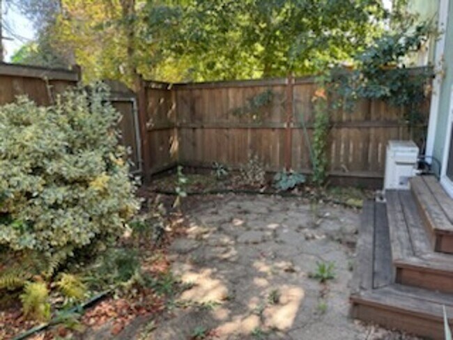Building Photo - Spacious 3-Bedroom, 2.5-Bath Townhouse Nea...