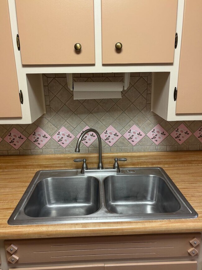 Building Photo - NEWLY REMODELED 1 BED 1 BATH