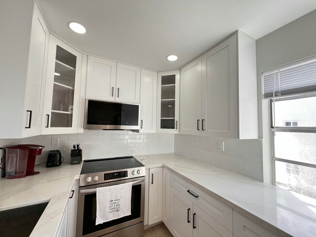 Building Photo - 698 Normandy Ln