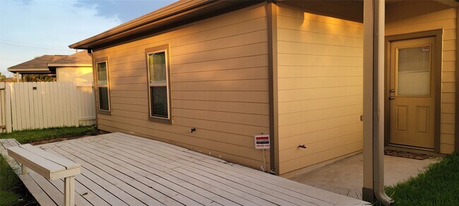 Building Photo - 2106 Benjamin Park