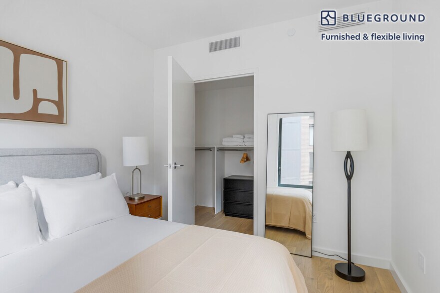 Building Photo - 241 W 28th St