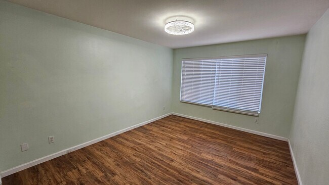 Building Photo - Cute Condo close to the Strip!!!
