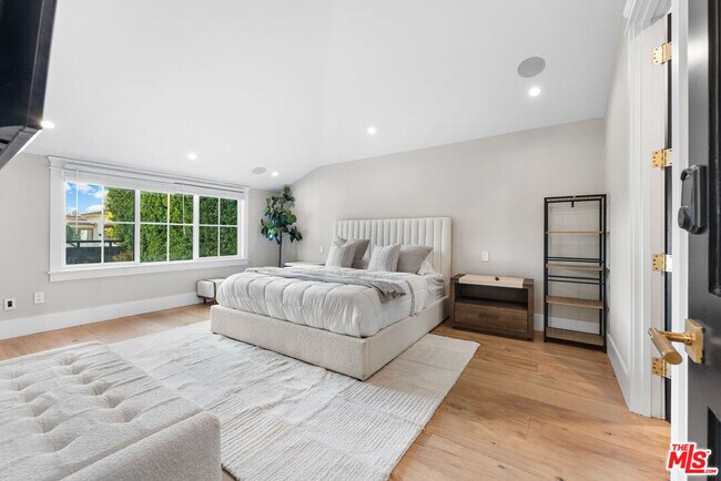 Building Photo - 13339 Margate St