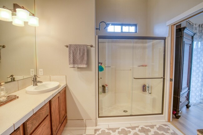 Building Photo - 600 S Ridge Dr