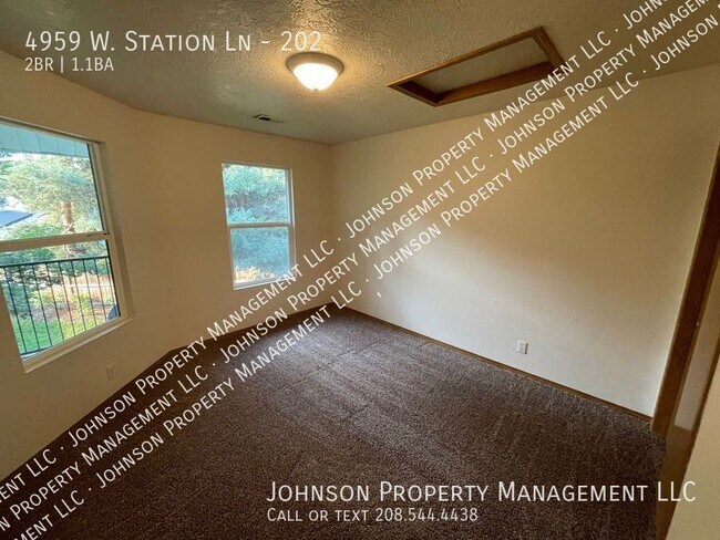 Building Photo - Upgraded 2BR Apartment with Central A/C an...