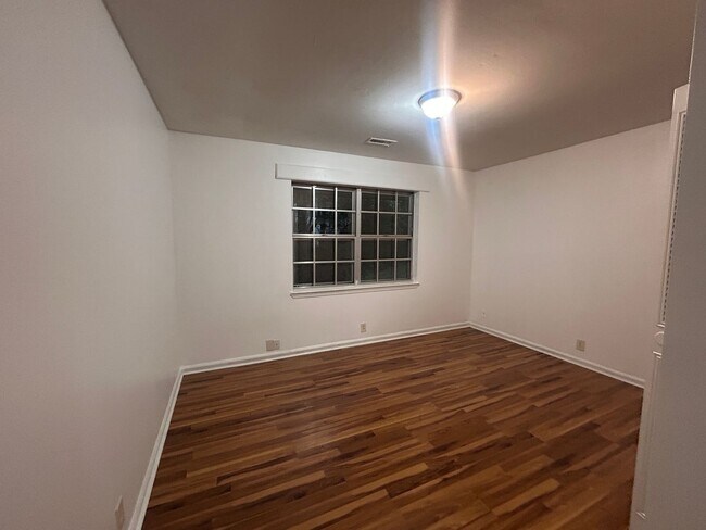 Building Photo - 3624-3626shi