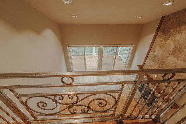 Building Photo - 2 Bedroom 1.75 Bathroom Townhome in Federal Way WA