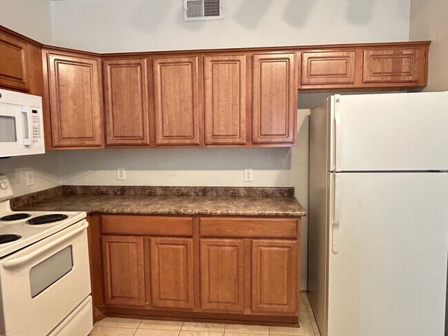 Building Photo - Gated 2 Bedroom, 2 Bathroom Condo offering 1 month FREE !