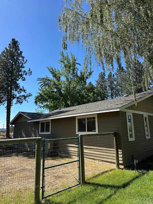 Building Photo - 3 Bed | 2 Bath | 1.17 Acres | Single-Level Home | Mountain Views