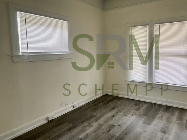 Building Photo - Updated Three Bedroom in West Louisville-Section 8 Accepted