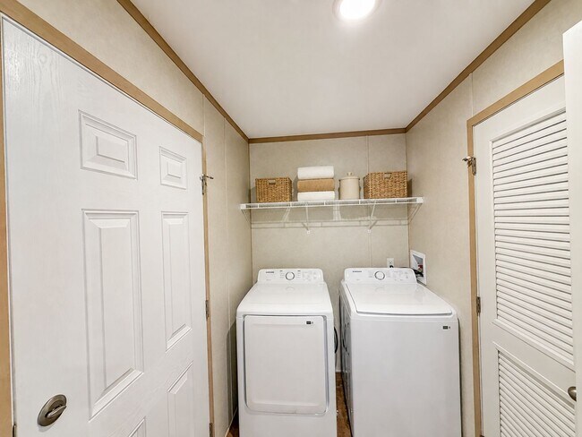 Building Photo - 5372 Lookout Ln