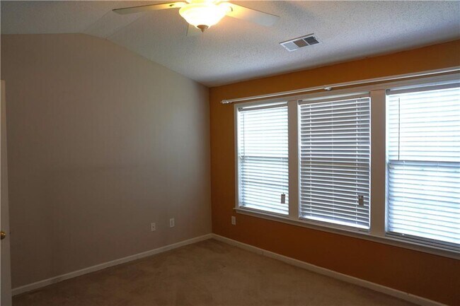 Building Photo - 71 Highoak Dr
