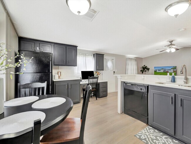 Building Photo - 506 Main St