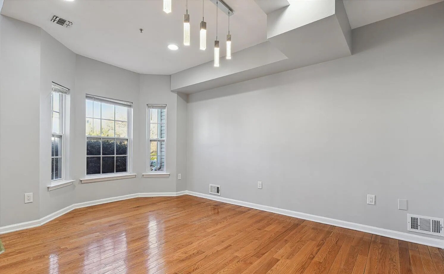 Building Photo - 194 Pinelli Dr
