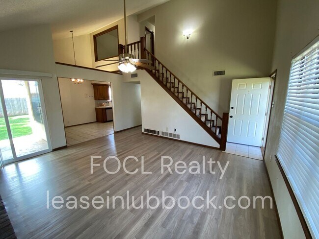Building Photo - 2 story 3 bed 2.5 bath 2 car garage