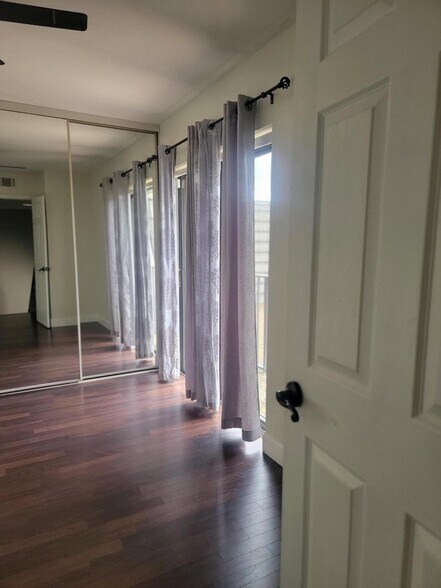 Building Photo - 727 7th Way