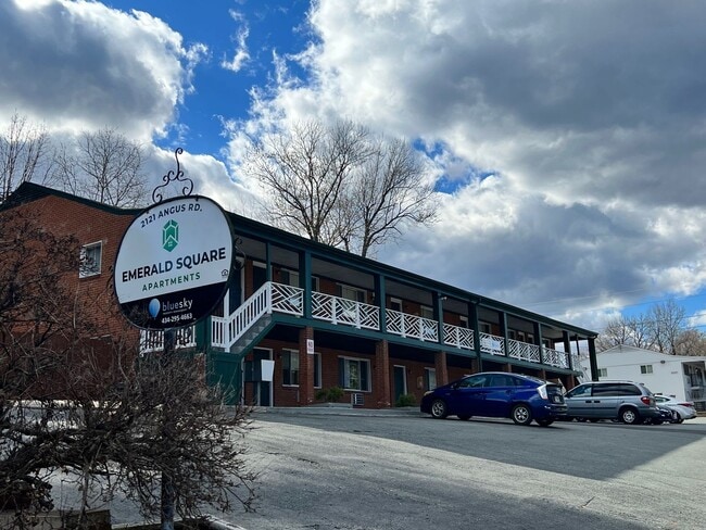 Building Photo - Emerald Square
