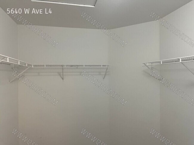 Building Photo - 5640 W Ave L4