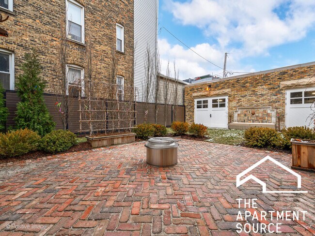 Building Photo - 2140 N Oakley Ave